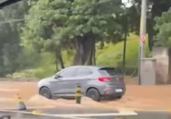 Chuva deixa pista em frente à antiga rodoviária da capital completamente alagada, vídeo