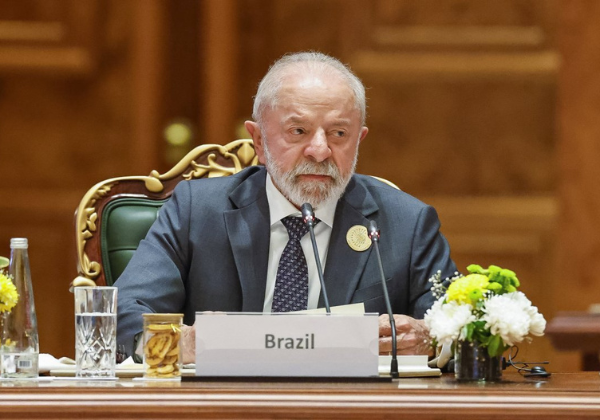 Lula defende negociação comercial em outras moedas: 'Ninguém tem que depender do dólar'