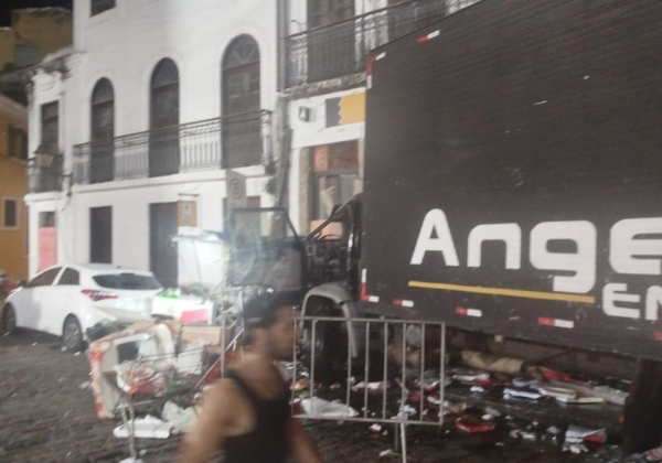 Caminhão desce ladeira desgovernado e atinge imóveis no Centro Histórico