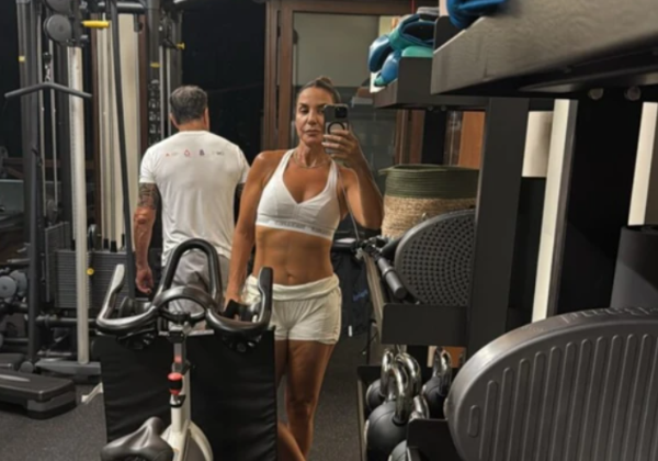 Ivete Sangalo exibe tanquinho e incentiva fãs: ‘Levanta essa bunda daí’