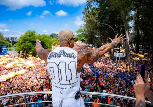 Léo Santana reúne mais de 1,1 milhão de foliões com bloco em São Paulo
