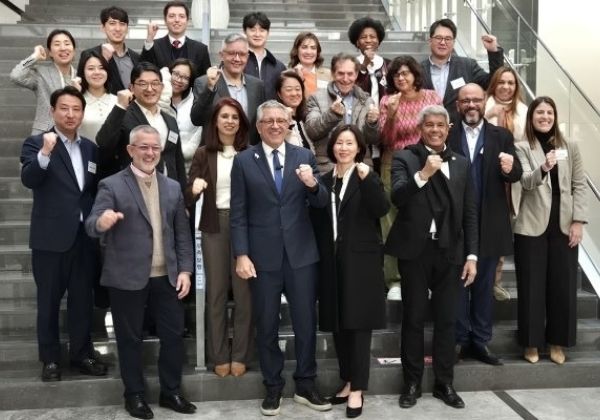 Bahia firma acordo internacional para produzir remédio contra o câncer, mas sem prazo para início