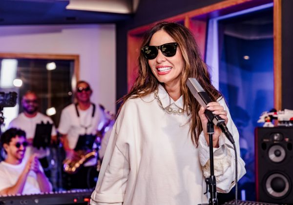 Alinne Rosa lança músicas inéditas no WE4SESSIONS