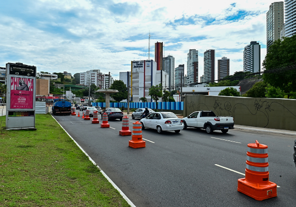 Bloqueio parcial na Juracy Magalhães altera trânsito para obra de passarela