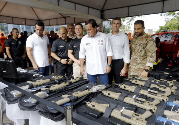 Governo da Bahia entrega fuzis e viaturas para reforçar segurança