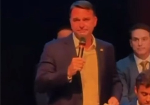 Flávio Bolsonaro chora em discurso e diz ter ‘desavença zero’ com Michelle e Tarcísio