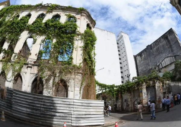 Decreto autoriza prefeitura a tomar posse de 36 imóveis abandonados no Comércio