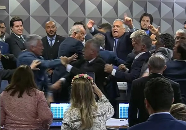 CPMI do INSS aprova quebra de sigilo bancário do filho de Lula; sessão acaba em confusão; vídeo