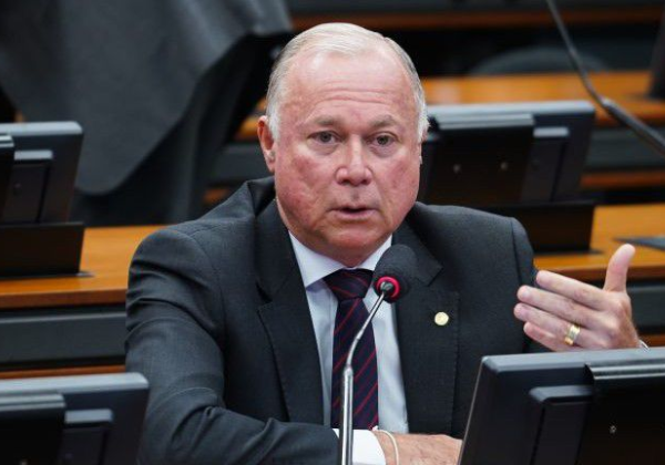 Paulo Azi defende transição no debate sobre fim da escala 6x1