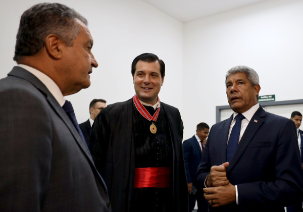 Jerônimo Rodrigues participa da posse de Pedro Maia, reconduzido ao comando do MPBA