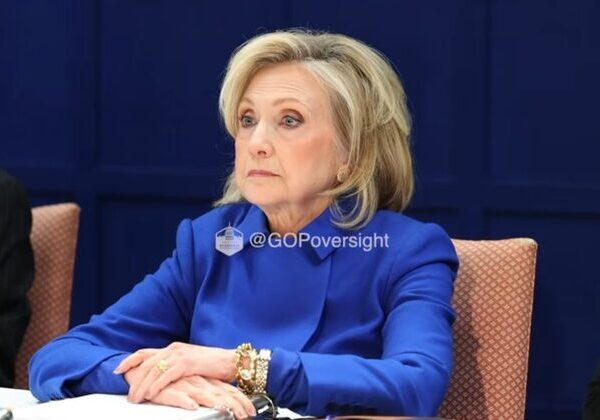 Hillary Clinton interrompe seu depoimento no caso Epstein após descobrir que foi fotografada