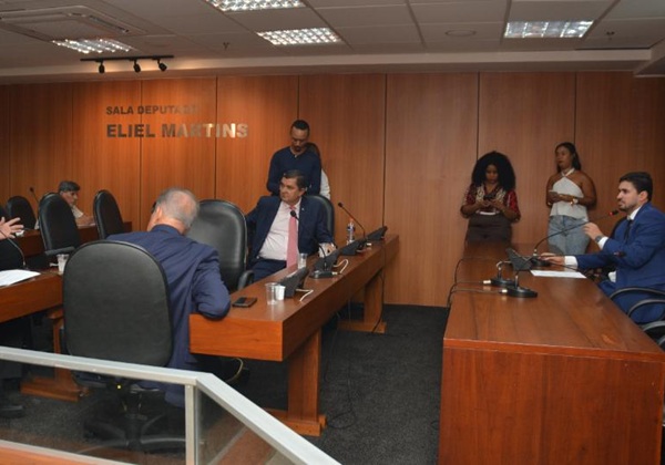 Deputados cobram explicações sobre a regulação da saúde em reunião na Alba