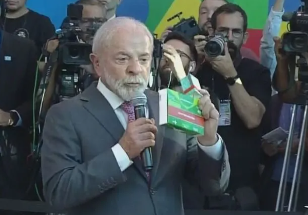 Lula exibe medicamento para doença de Crohn e diz: ‘Esse é o nosso míssil’
