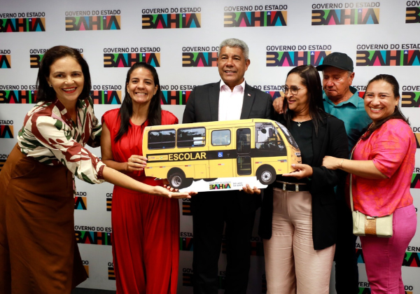Governador da Bahia amplia investimentos de Palmeiras e entrega ônibus escolar