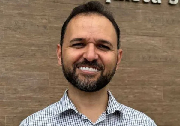 Prefeito de Cândido Sales é punido por propaganda pessoal com recursos públicos