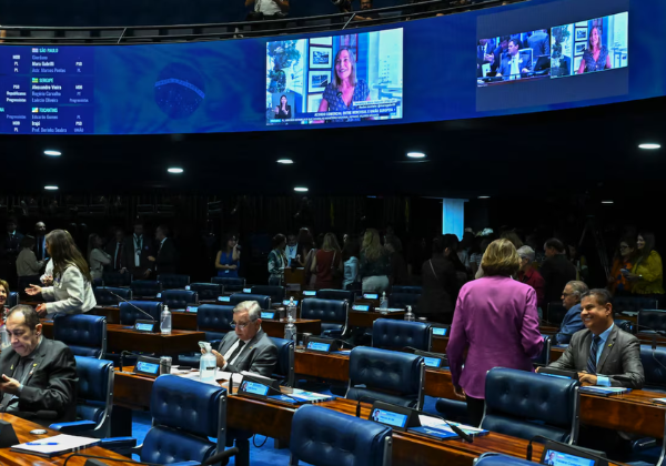 Senado aprova ampliação da licença-paternidade para até 20 dias