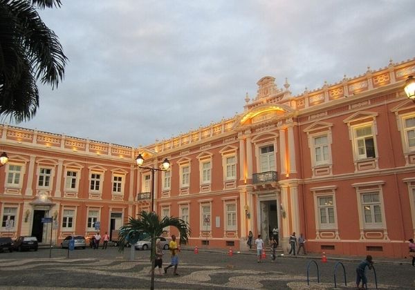 Jerônimo anuncia restauração da antiga Faculdade de Medicina da Ufba, no Pelourinho