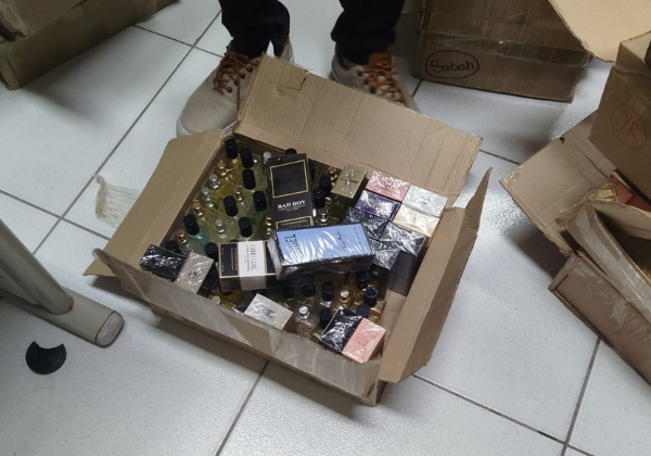 Polícia apreende 870 perfumes com suspeita de falsificação em loja de Feira de Santana