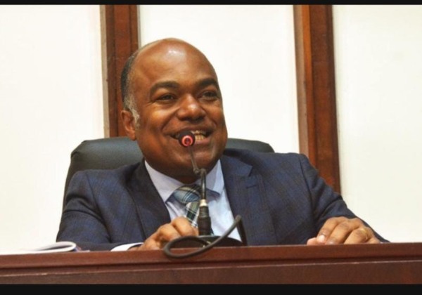 Deputado cobra esclarecimentos sobre venda da Cesta do Povo e associa caso à investigação contra Banco Master