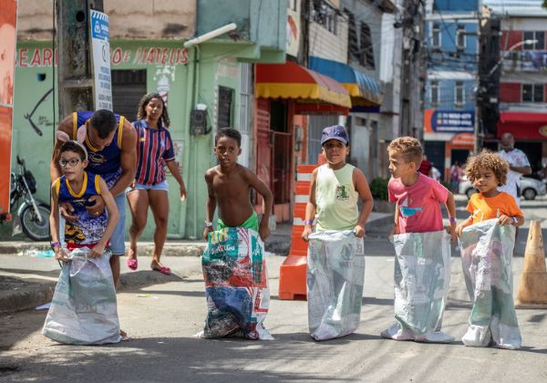 Páscoa: Campanha beneficente arrecada chocolates e resgata brincadeiras infantis no Cabula