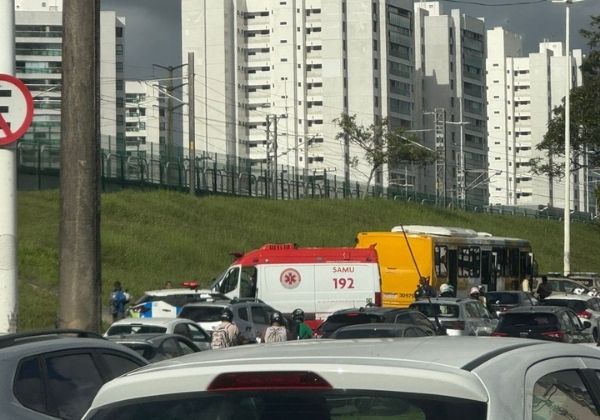 Motorista em surto pega ônibus sem autorização e só é contido após PM atirar contra pneus na Paralela