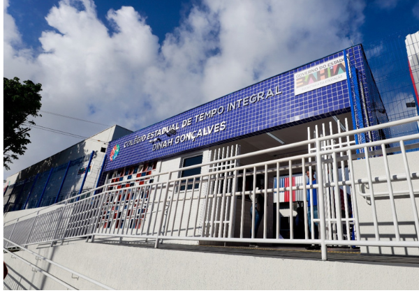 Governo reinaugura escola em tempo integral e entrega novo CSU em Valéria