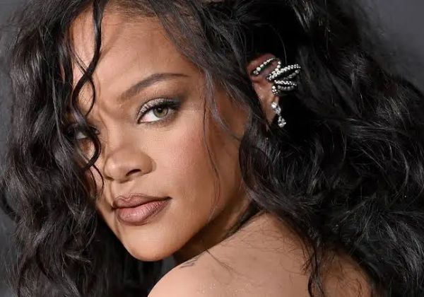Tiros contra mansão de Rihanna assustam Beverly Hills; mulher é detida pela polícia 
