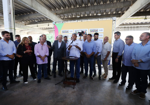 Jerônimo entrega retroescavadeiras a nove municípios e autoriza obra na BA-131