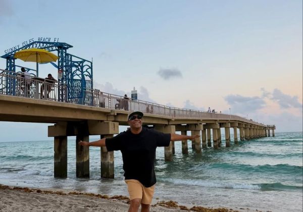 Após Carnaval intenso, Márcio Victor divide férias entre EUA e Cuba