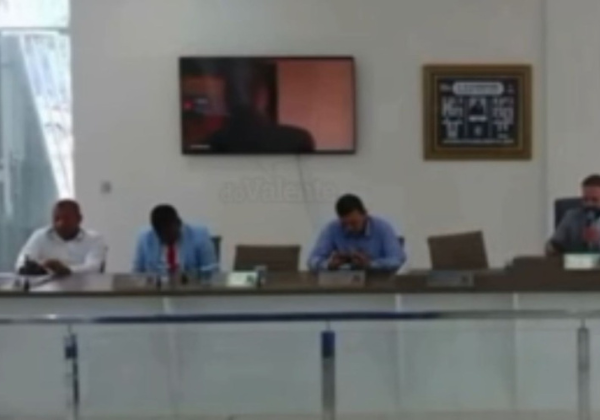 Vídeo pornográfico aparece em telão durante sessão da Câmara de Laje