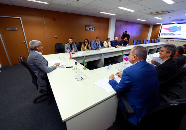 Jerônimo anuncia entrega de veículos e autoriza obras para cidade no sudoeste da Bahia