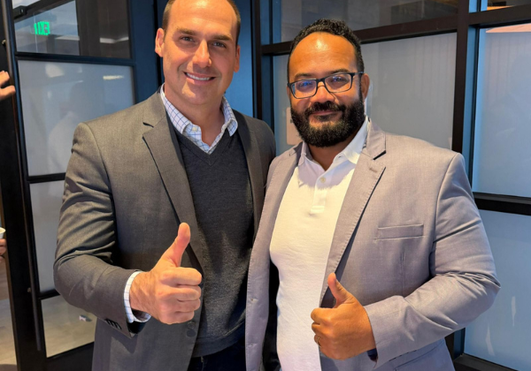 Deputado se encontra com Eduardo Bolsonaro nos EUA e leva informações sobre bases militares chinesas na Bahia