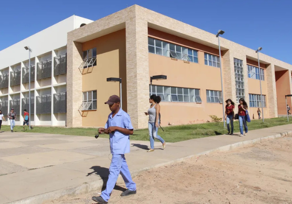 Ufob abre concurso para professores com salário de até R$ 14,4 mil