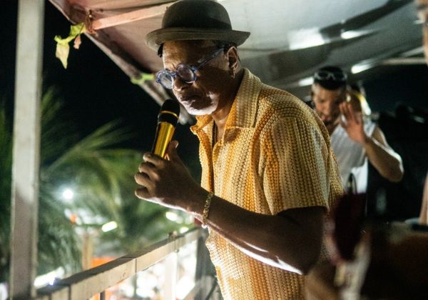 Viola de Doze arrastou multidão no Bloco do Kais durante o Festival de Arembepe