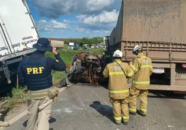 Engavetamento com nove veículos deixa um morto e seis feridos na BR-324