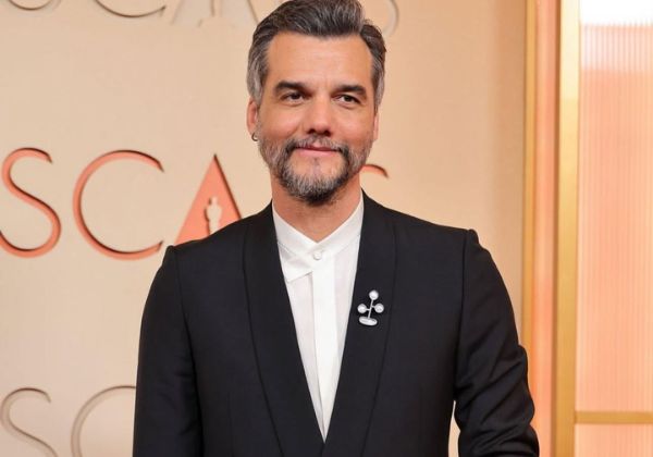 Wagner Moura brilha no Oscar 2026 com look elegante e relógio de luxo 