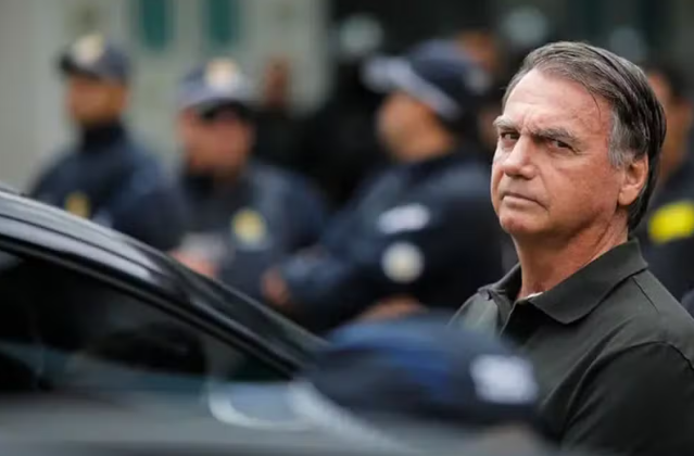 Bolsonaro permanece estável na UTI e segue sem previsão de alta, diz boletim