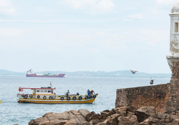 Prefeitura de Salvador abre licitação para instalação de área protegida por boias no Porto da Barra