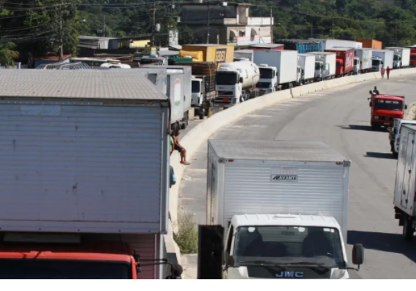 Caminhoneiros decidem hoje se farão greve