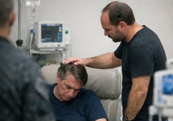 Carlos Bolsonaro se diz ‘destruído’ após visita ao pai no hospital: ‘Um dos dias mais difíceis’