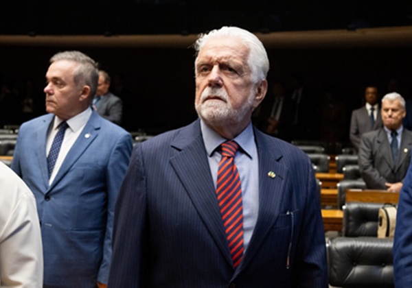 Wagner critica ‘oportunismo’ na alta de combustíveis e defende reeleição de Lula frente a guerras globais