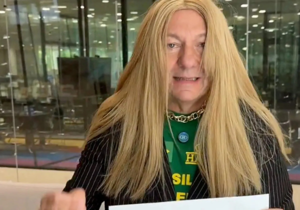 Luciano Hang usa peruca loira para criticar Erika Hilton e questiona presidência de Comissão da Mulher
