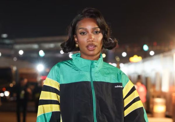 IZA aposta em look esportivo de luxo no Lollapalooza e chama atenção pelos valores 