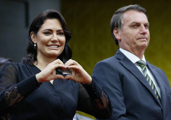 Michelle homenageia Bolsonaro pelos 71 anos e diz que ex-presidente foi 'livrado da morte'
