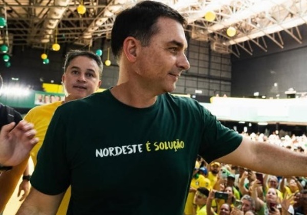 Agendas de Flávio Bolsonaro no Nordeste tiveram repercussão positiva, dizem aliados