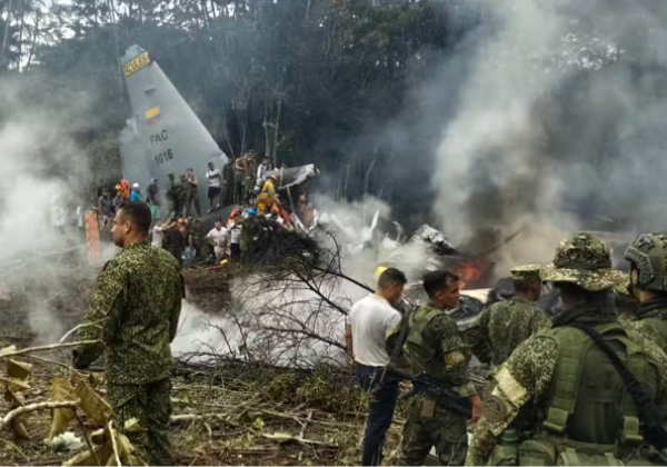 Queda de avião militar deixa 77 soldados hospitalizados na Colômbia