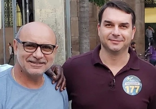 Queiroz diz que só será candidato se família Bolsonaro o apoiar oficialmente