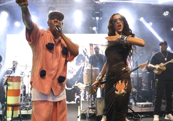 Márcio Victor se apresenta mais um ano no aniversário da cantora Anitta, em São Paulo