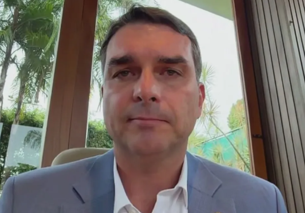 Flávio Bolsonaro diz que será candidato à Presidência mesmo se pai recuperar elegibilidade