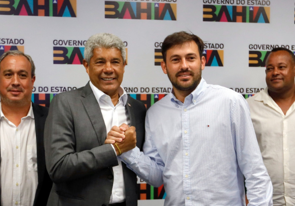 Jerônimo entrega ambulância e equipamentos de saúde para Cabaceiras do Paraguaçu